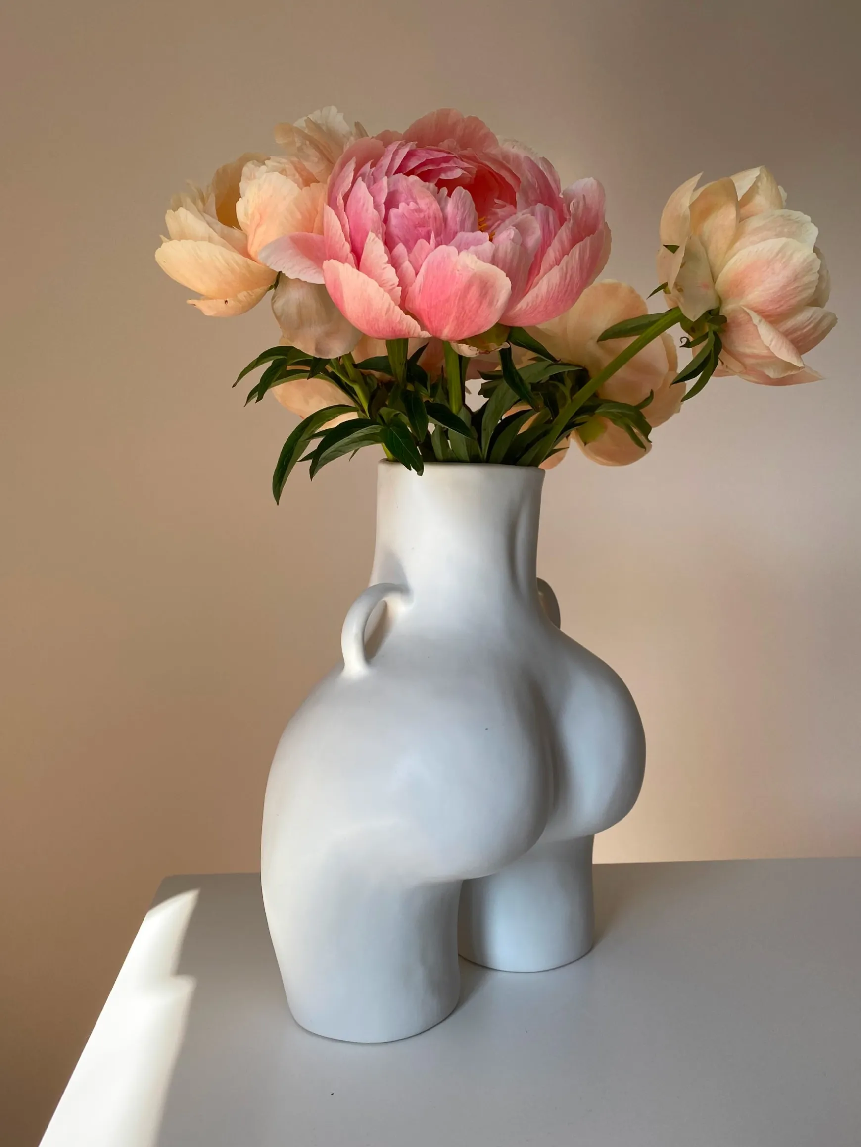 love_handles_vase_white_4.webp HOFF Déco | Déco*LOVE HANDLES VASE WHITE