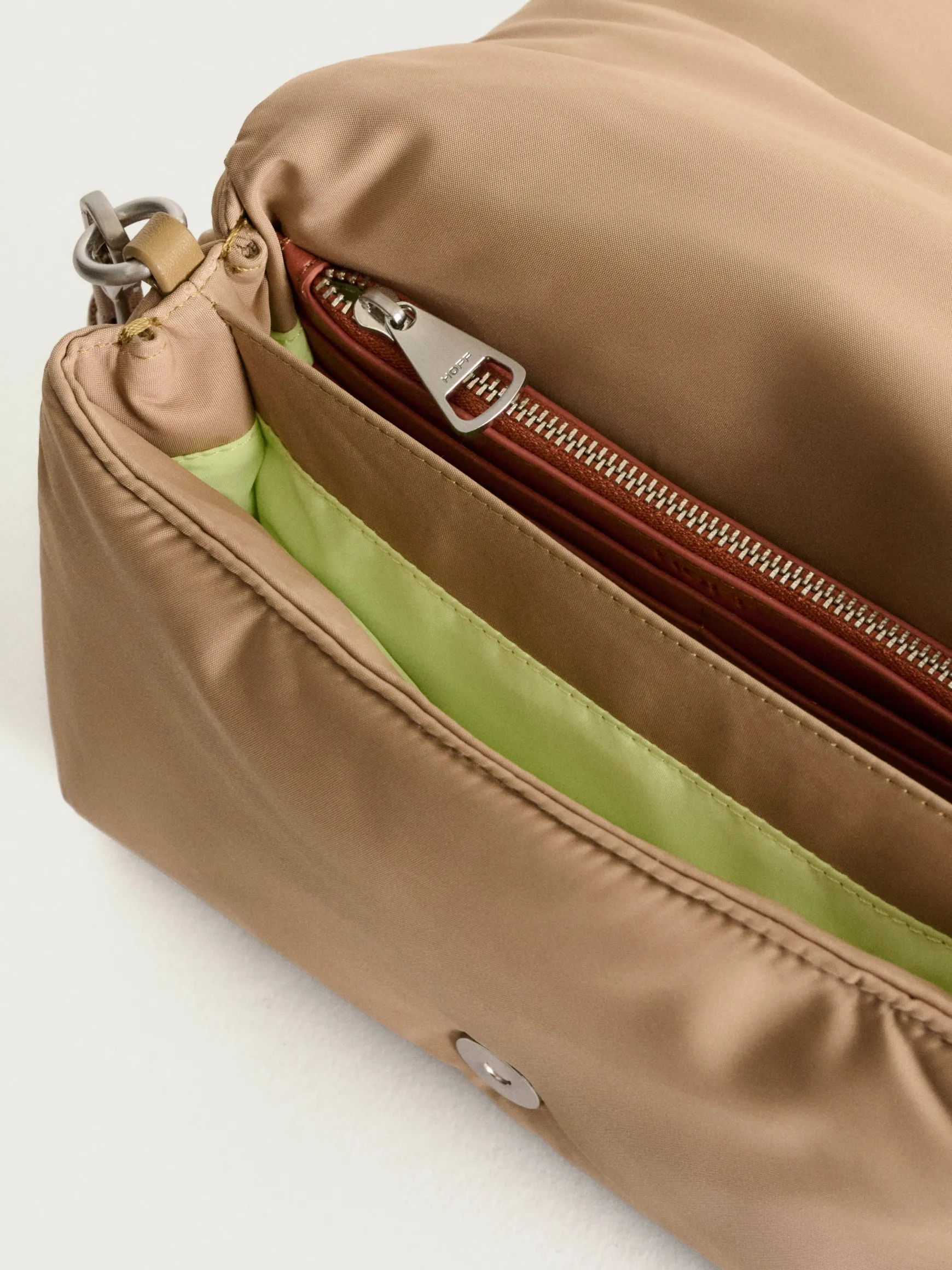 sac_bandouilire_everest_nylon_camel_3.webp HOFF Nylon | Sacs À Bandoulière*SAC BANDOUILIÈRE EVEREST NYLON CAMEL