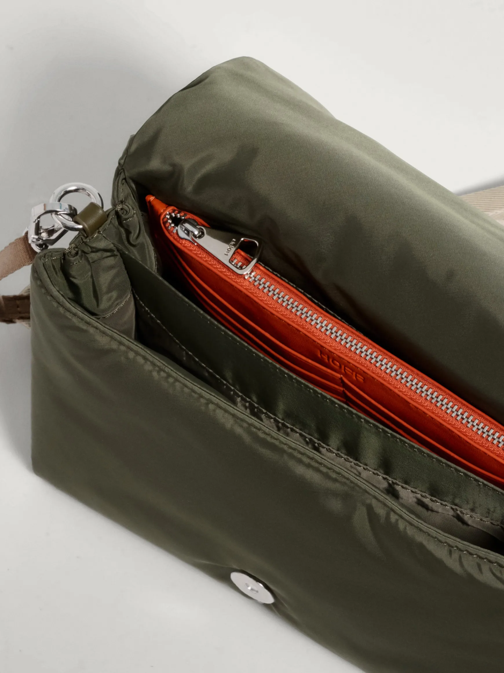 sac_bandouilire_everest_nylon_vert_fonc_4.webp HOFF Nylon | Sacs À Bandoulière*SAC BANDOUILIÈRE EVEREST NYLON VERT FONCÉ